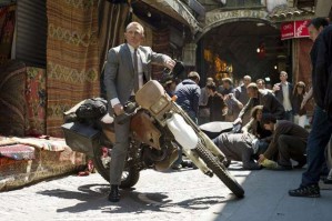 Bond na ekran kinowy wszedł...z sufitu